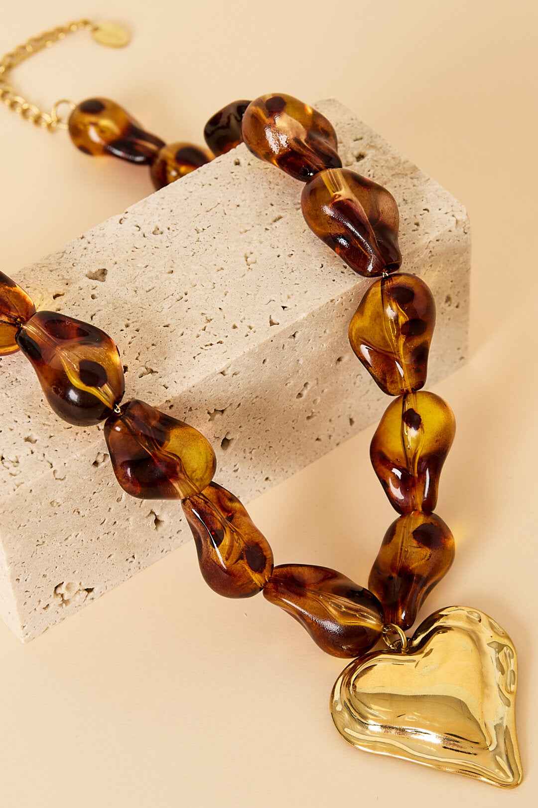 Kralenketting met natuurlijke vorm kralen en hangend hart