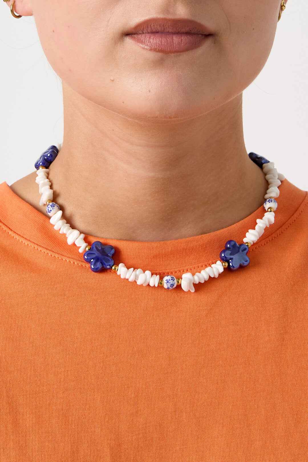Ketting met stenen kralen, witte kralen met blauwe bloemetjes en statement bloemen