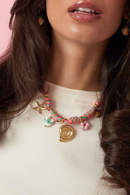 Touw ketting met knopen en schelp charms