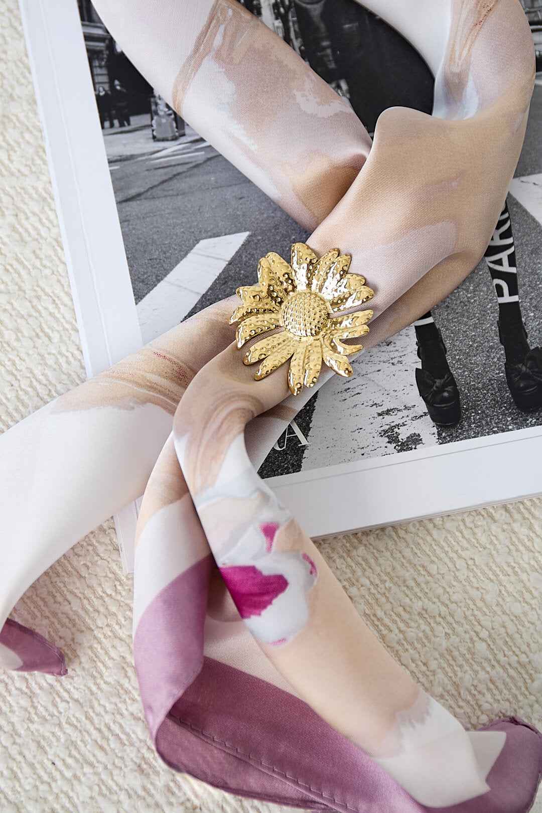 Broche haarspeld in bloemvorm met stippenmotief