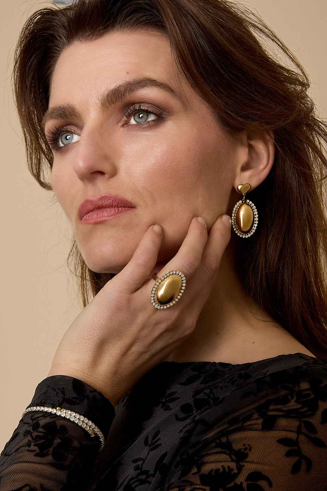 Statement oorbellen met ovale charm omringd met steentjes