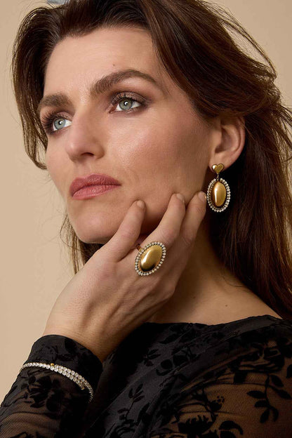 Statement oorbellen met ovale charm omringd met steentjes