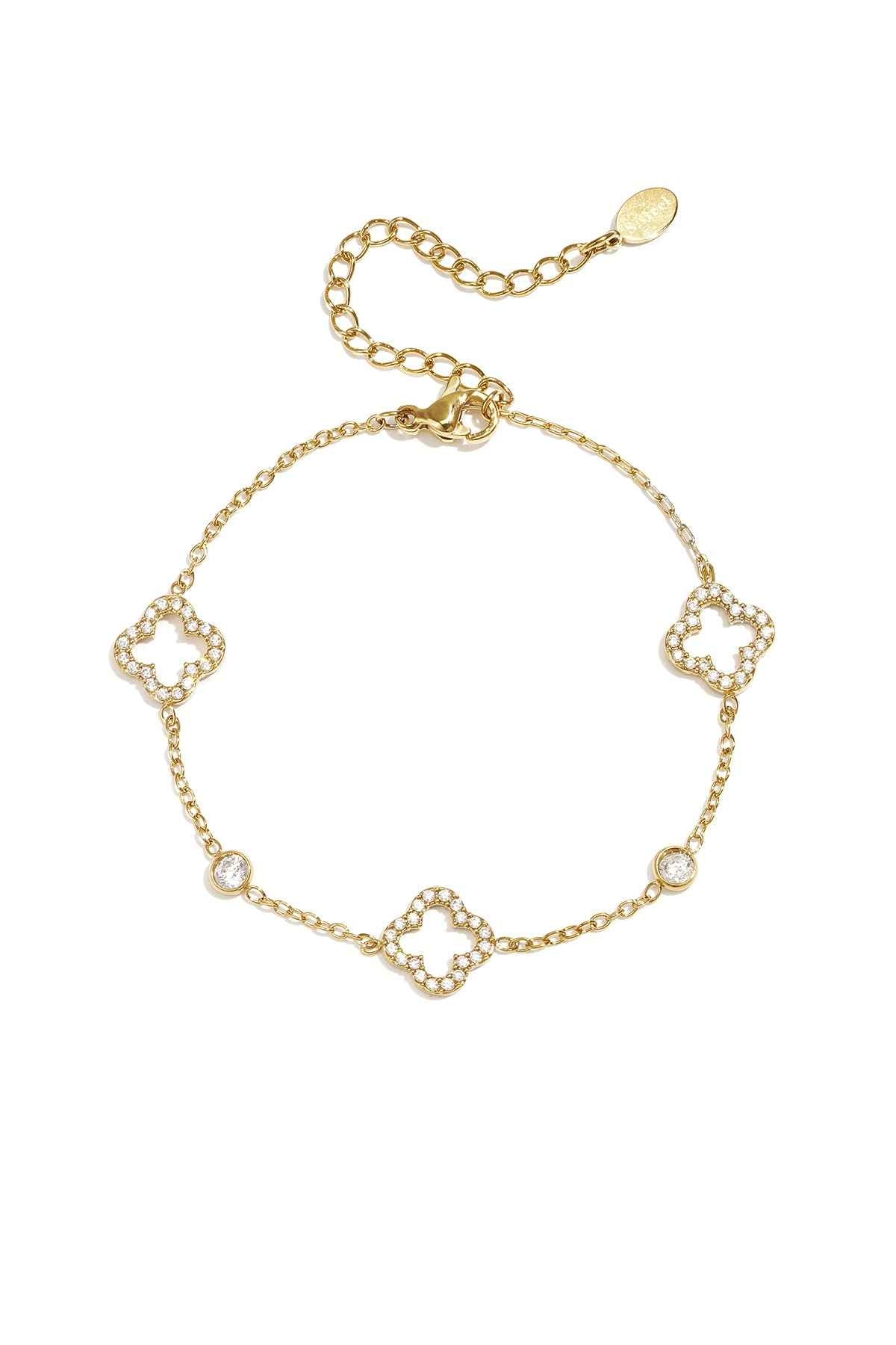 Armband met opengewerkte en belegde klavers en steentjes