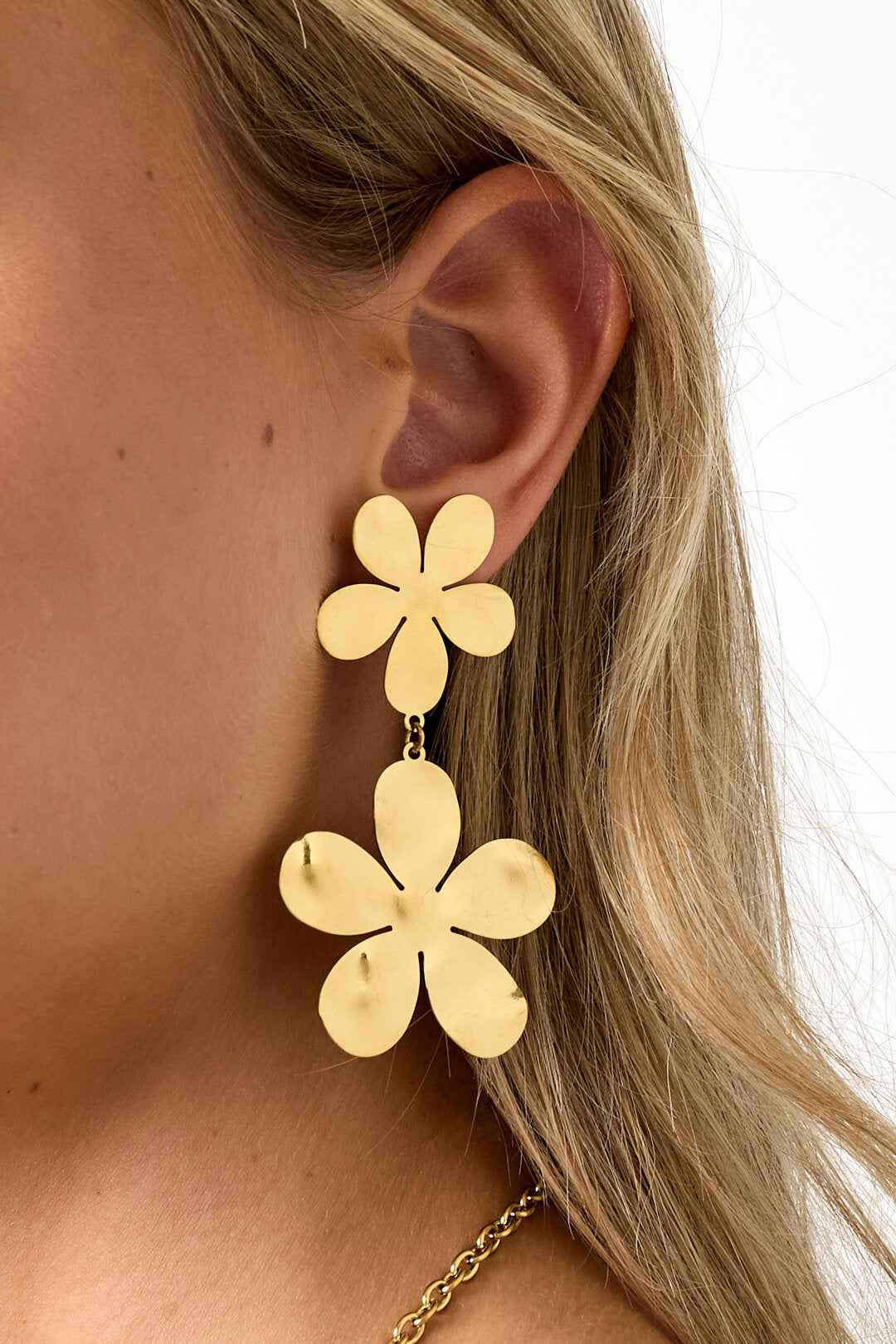 Stylish Gold Drop Earrings for All Occasions