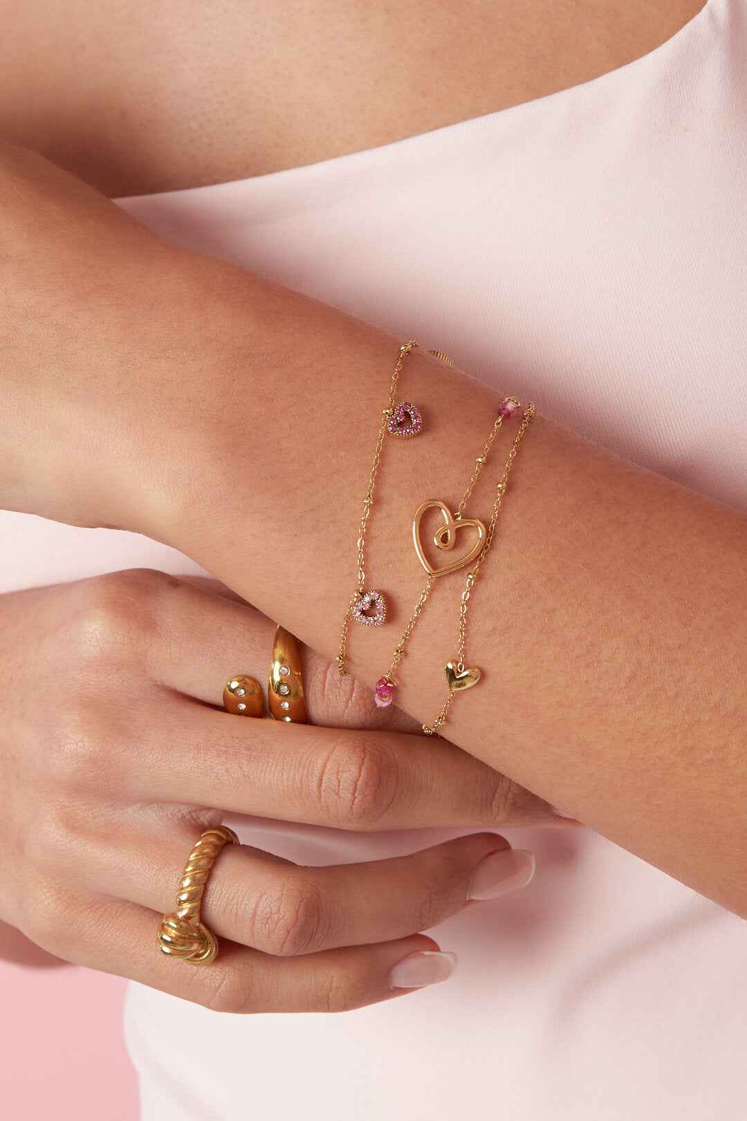 Armband met roze steentjes in hartjes