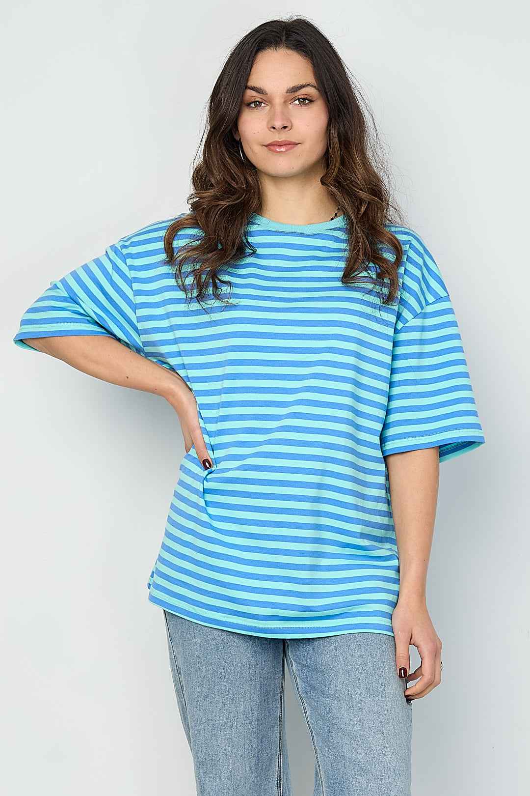 Het kleurrijke gestreepte T-shirt