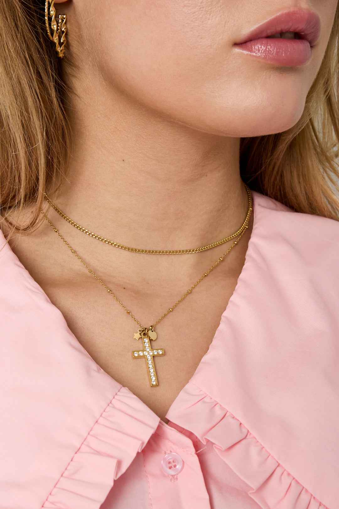 Ketting met belegde kruis hanger en charms
