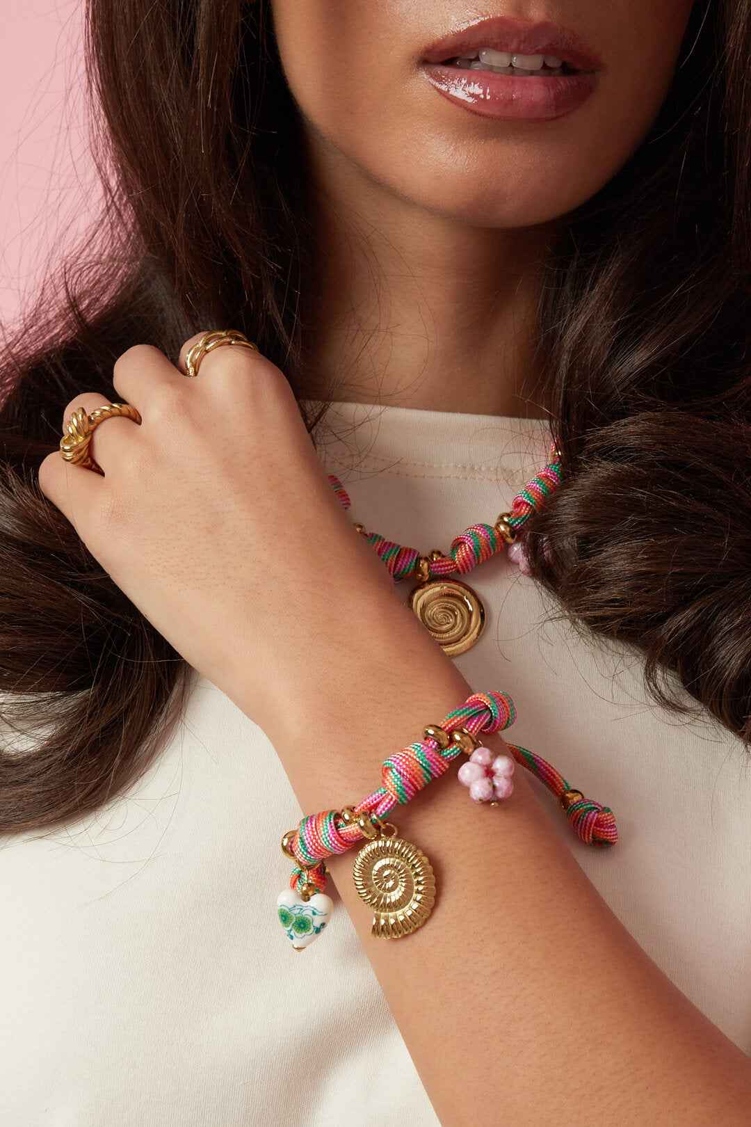 Touw armband met knopen en schelp charms