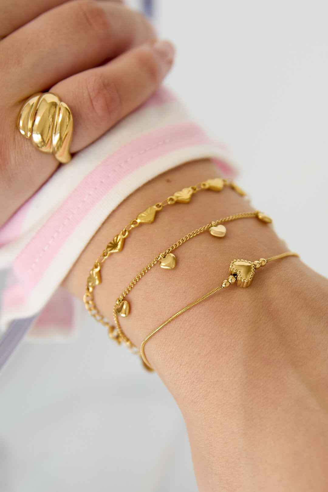 Armband met kleine hangende hartjes
