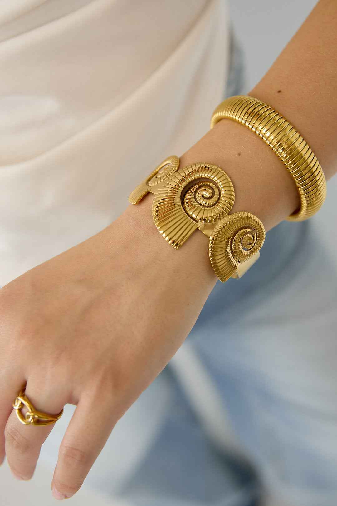 Manchet statement armband met spiraalschelpen