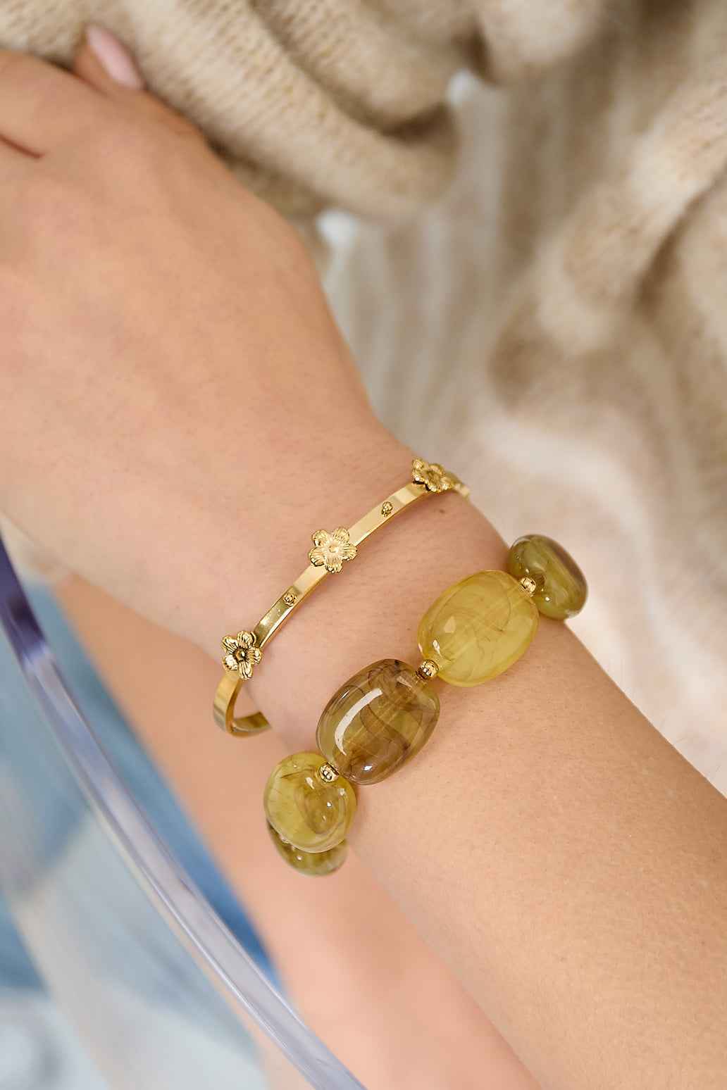 Bangle with floral details