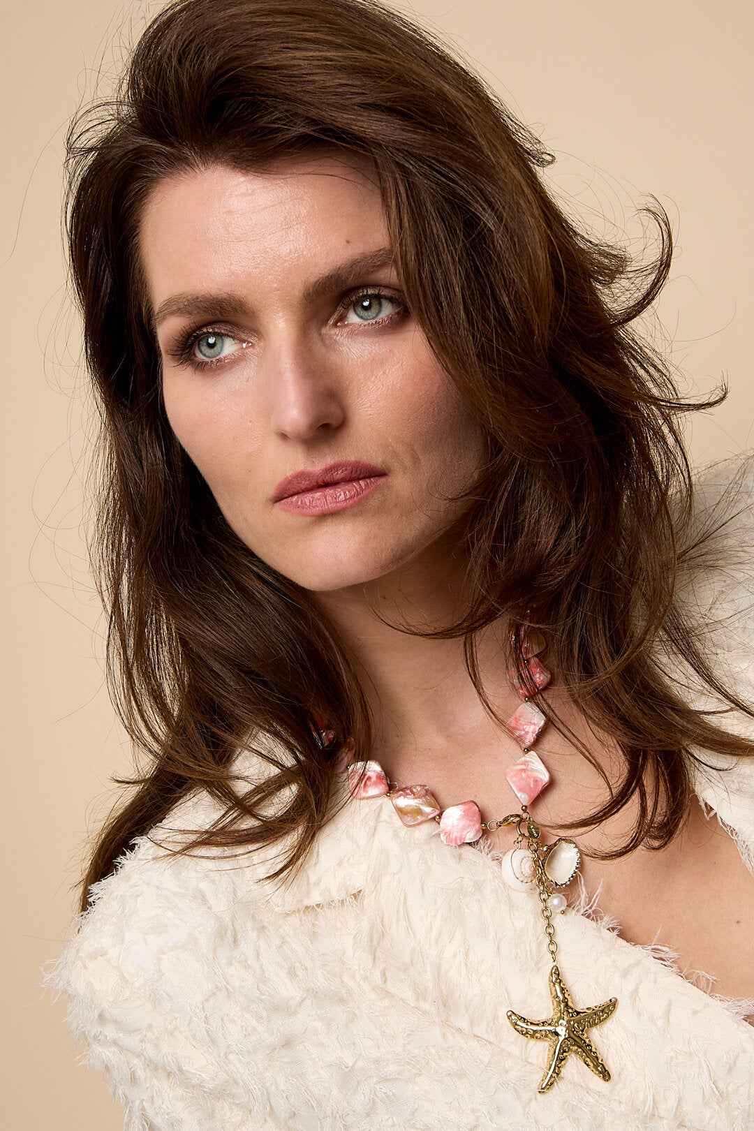 Ketting met kralen van zeeschelpen, charms en hangende zeester