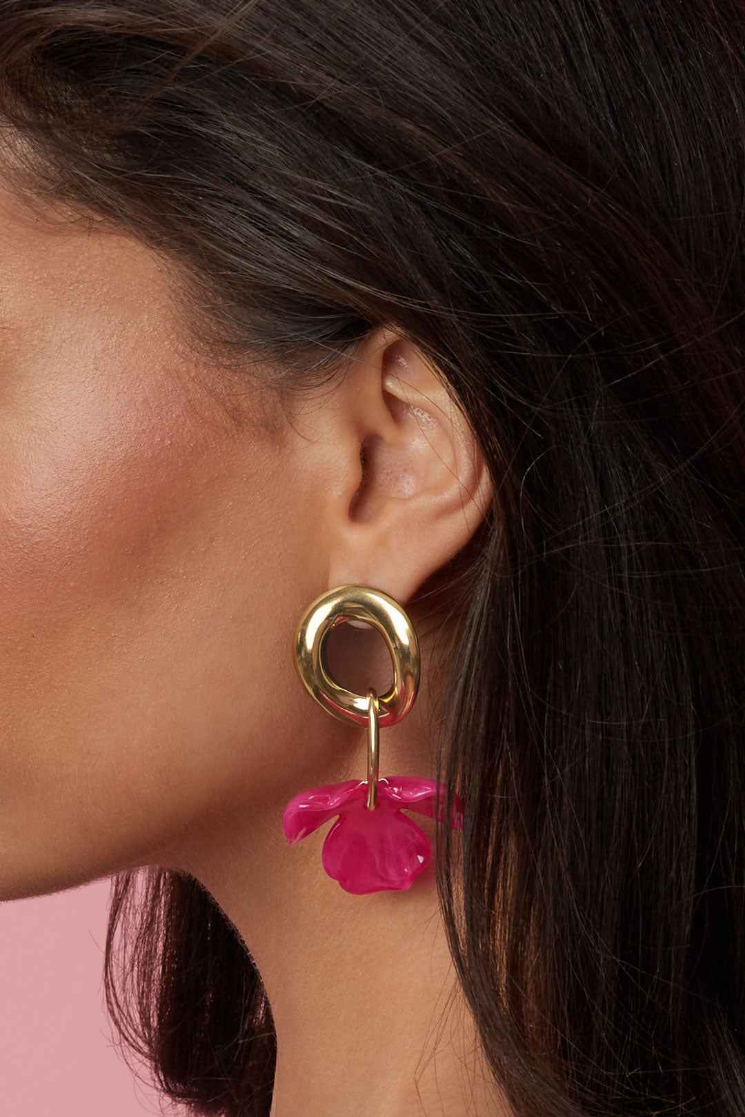 Round earrings with hanging flower