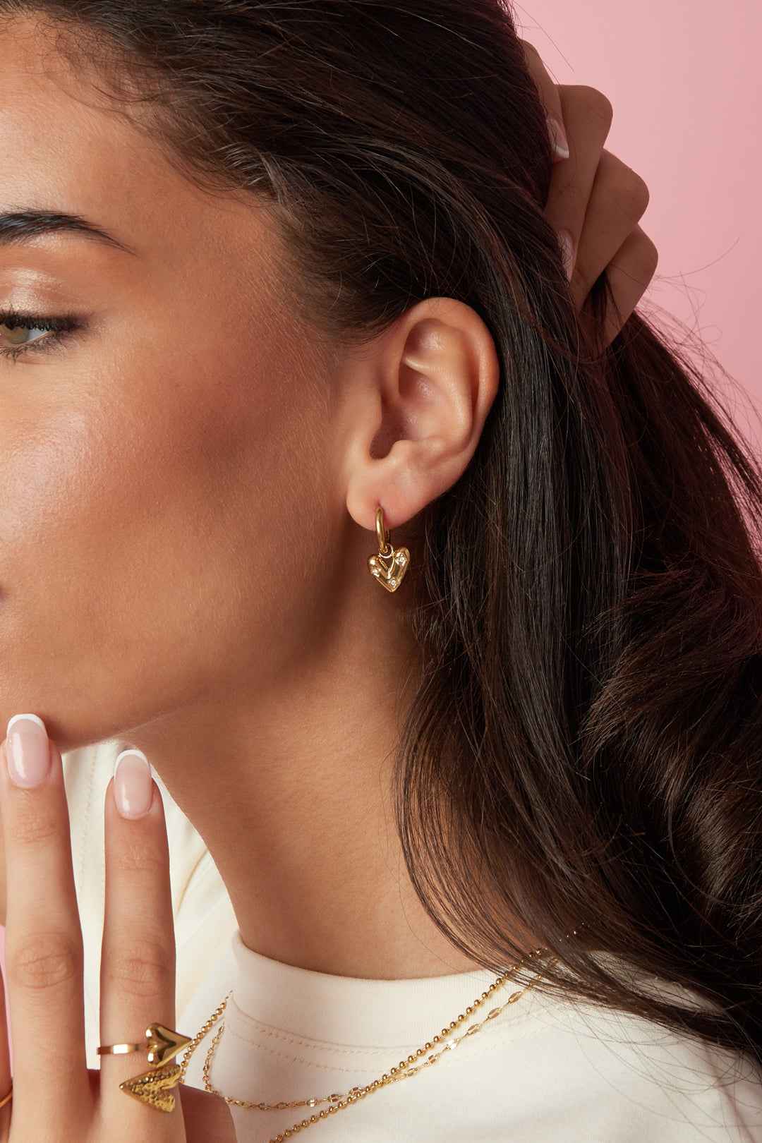 Earrings with heart-shaped pendant and zircon