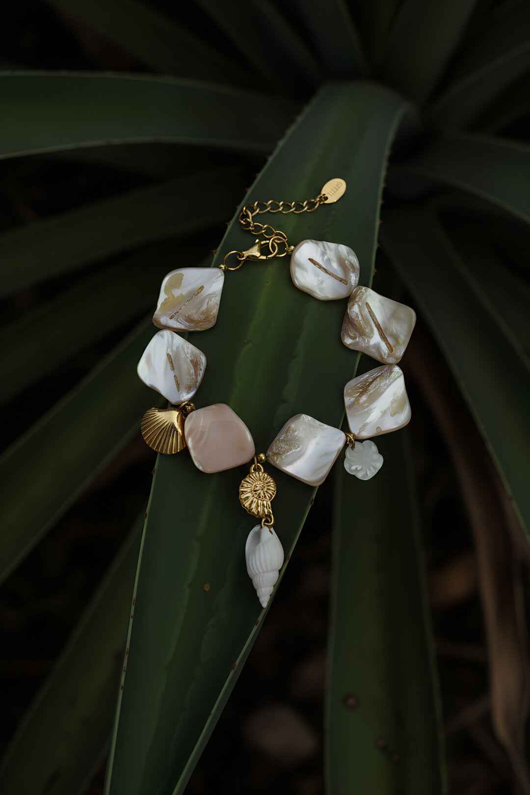 Armband met schelpen en zee charms beige