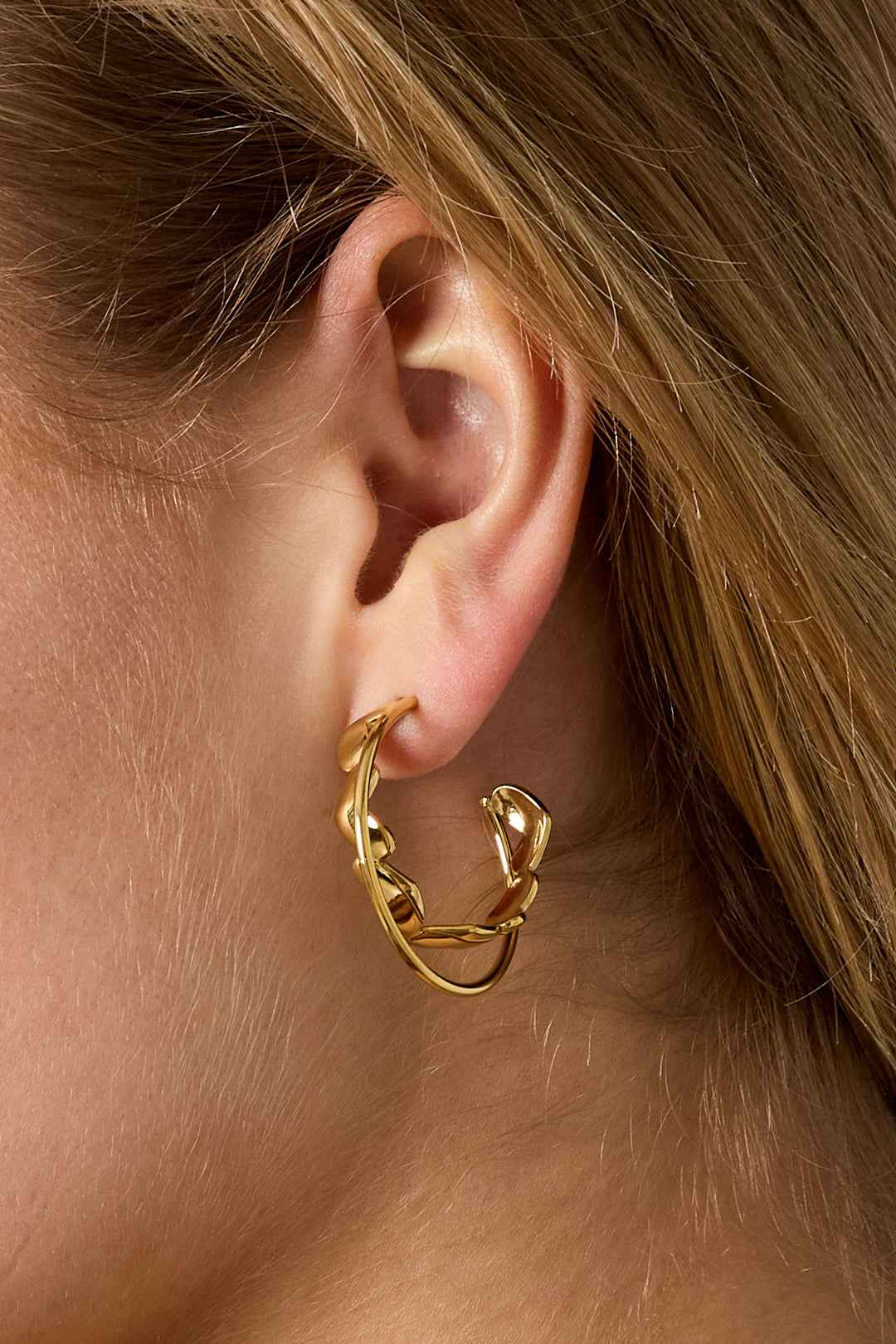 Double hoop earrings with twist