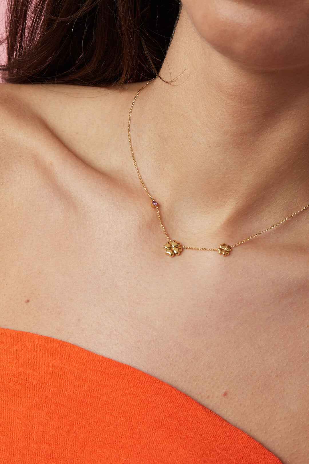 Ketting met klavertjes en gekleurd steentje