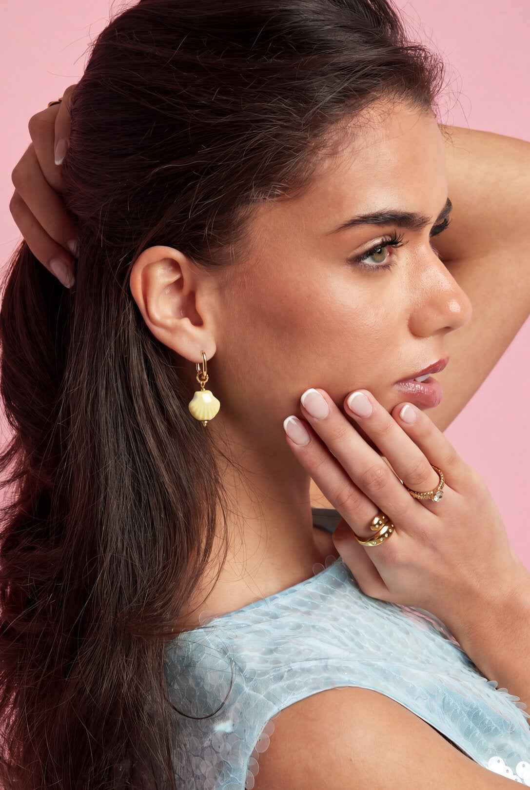 Squoval oorbellen met hangende schelp