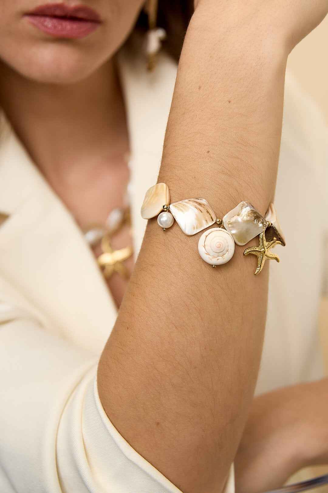 Armband met schelpen, zee charms en goude kraaltjes