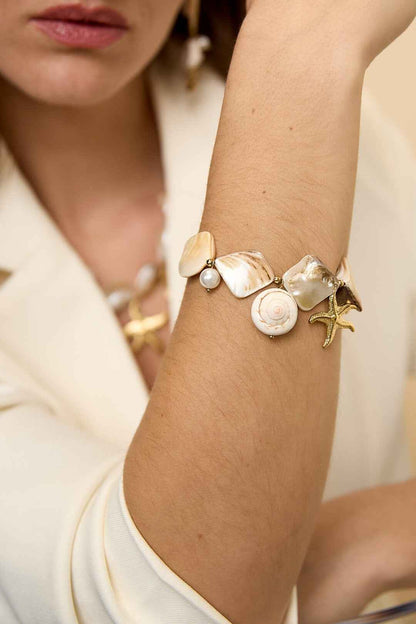 Armband met schelpen, zee charms en goude kraaltjes