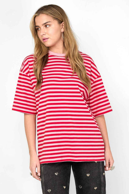 Het kleurrijke gestreepte T-shirt