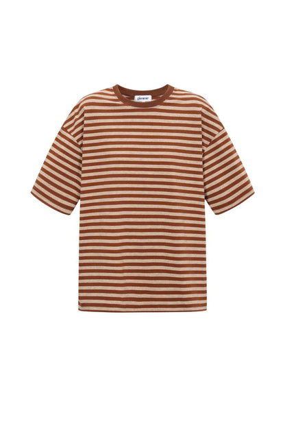 Het kleurrijke gestreepte T-shirt