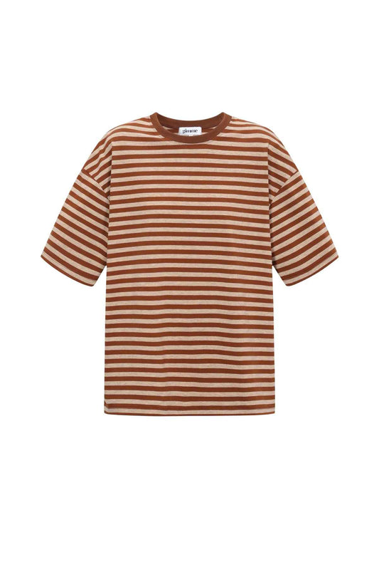 Het kleurrijke gestreepte T-shirt