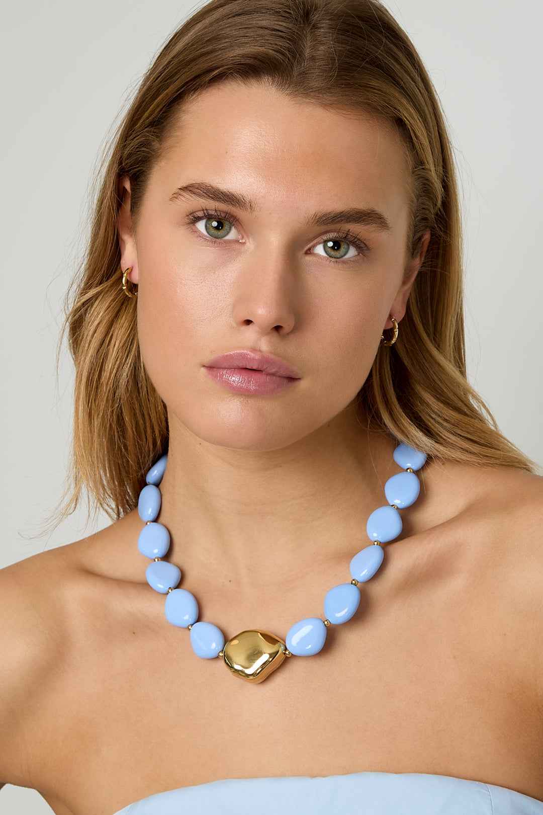 Necklace with statement bead