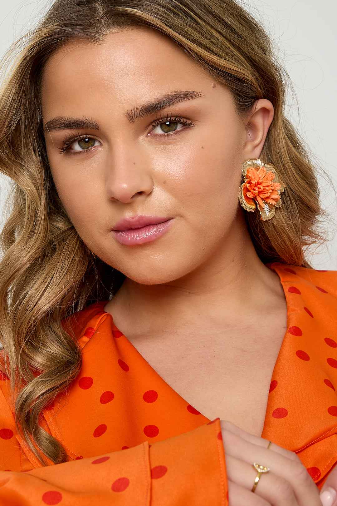Earrings with 3D raffia flower