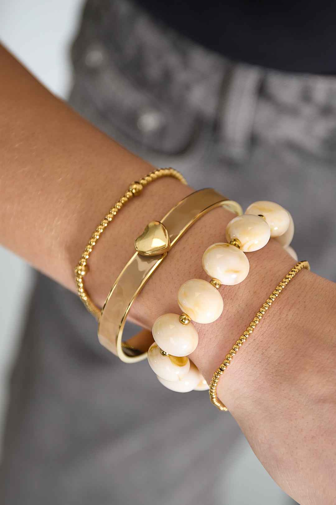 Elastic beaded bracelet with large beads