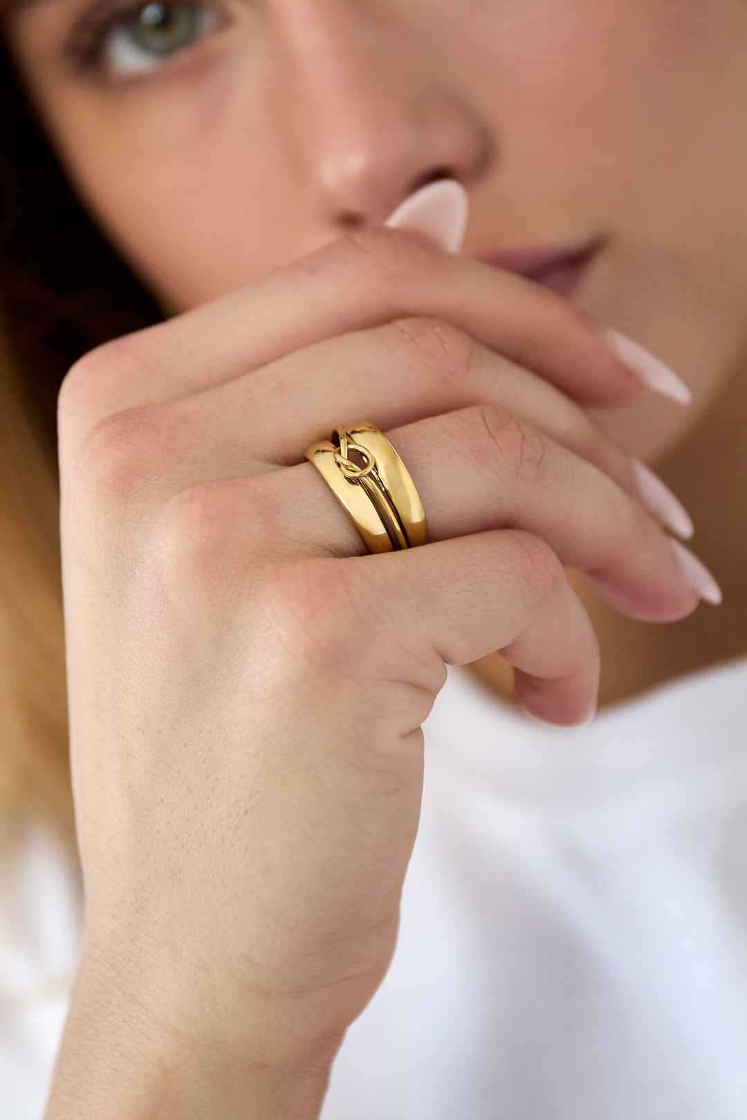 Gelaagde ring met minimalistisch gedraaid detail