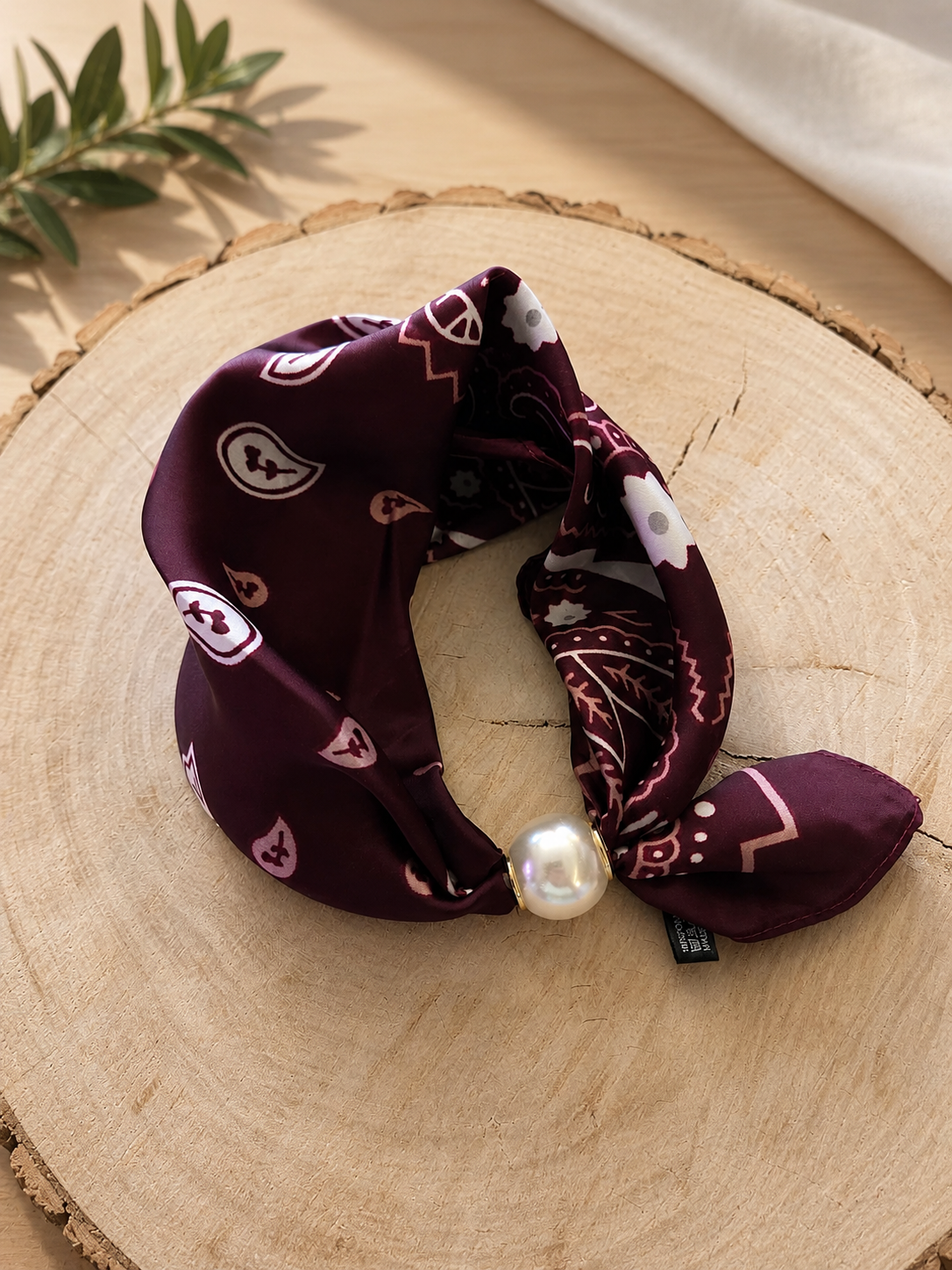 Bordeaux magneet sjaaltje met paisley print en pareldetail