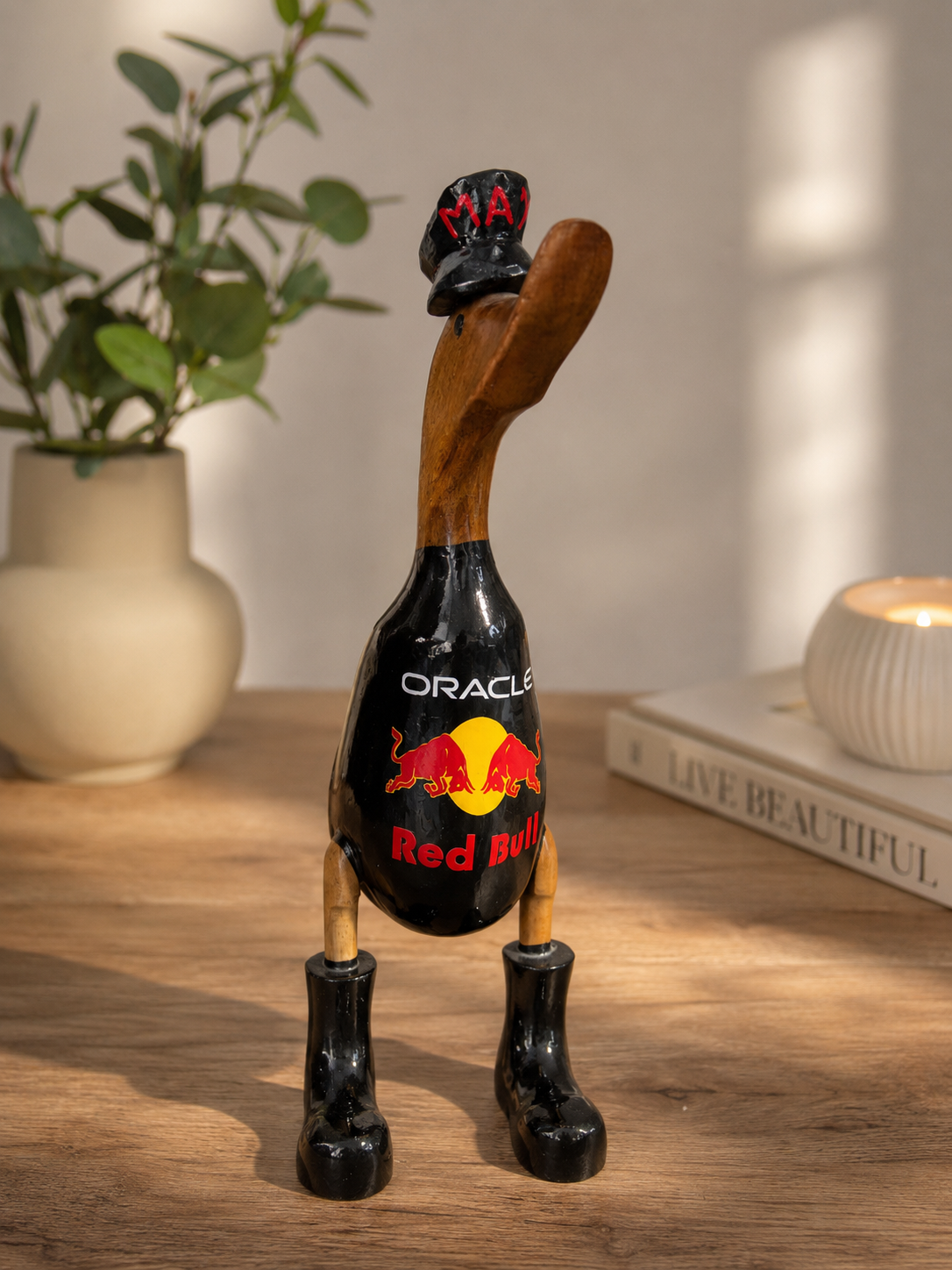 Decoratieve houten eend voor liefhebbers van autosport