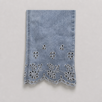 Denim flared broek met opengewerkt patroon