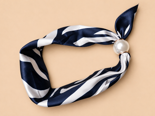 Donkerblauw magneet sjaaltje met abstracte print en pareldetail