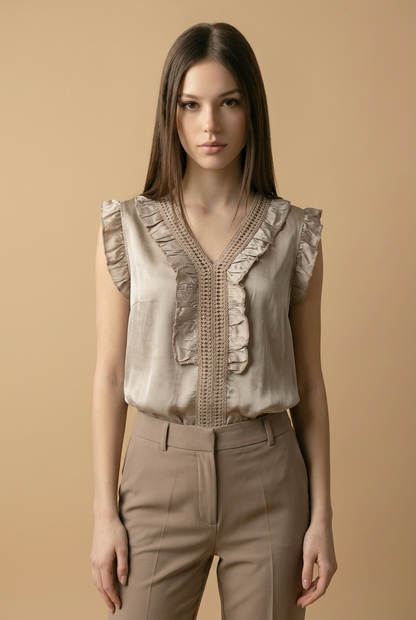 Gold Blouse met Ruffles en Kantdetail