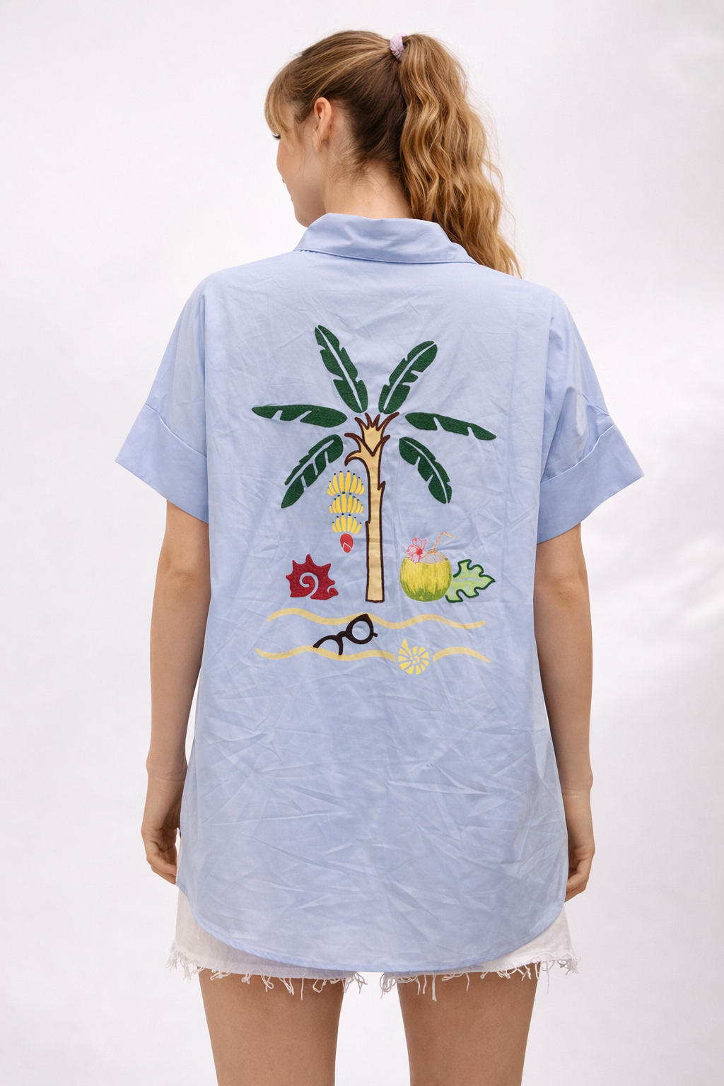 Lichtblauwe blouse met zomerse prints
