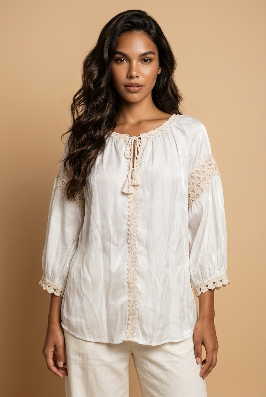 Off white satijn glans top met kantdetail