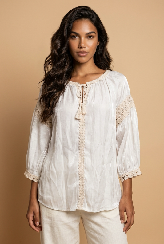 Off white satijn glans top met kantdetail