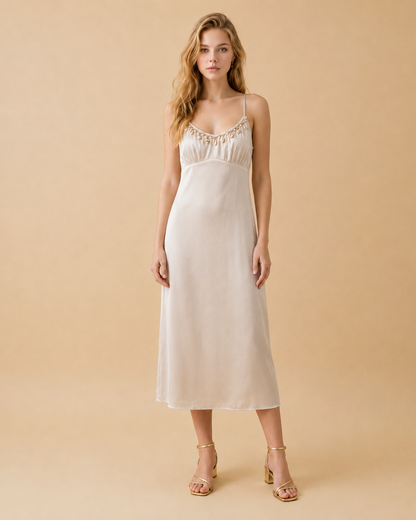 Off white satijnen jurk met schelpdetails