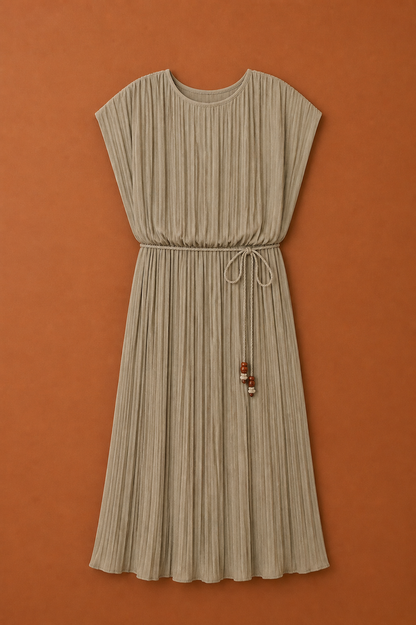 plisse jurk, oversized jurk, taupe jurk, elegante jurk, lange jurk dames, jurk met schoudervullingen, dames jurk, my zaya, one size jurk, plissé jurk taupe
