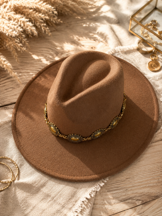 Camel hoed met decoratieve sierketting