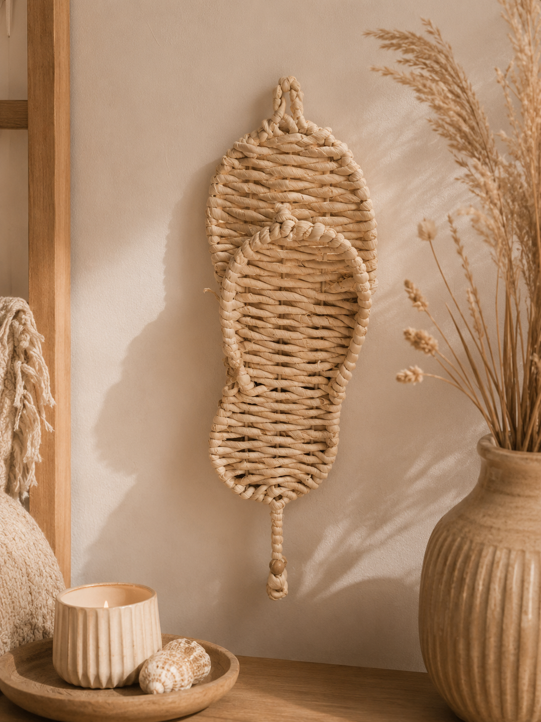 Rieten wandhanger in slippervorm