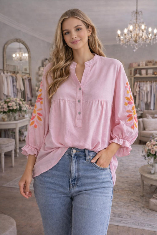 Roze blouse met geborduurde mouwen