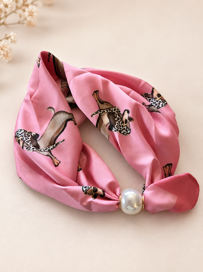Roze magneet sjaaltje met tekkel print en pareldetail