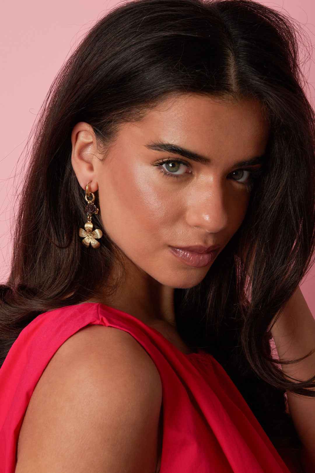 Earrings with flower pendants in various sizes