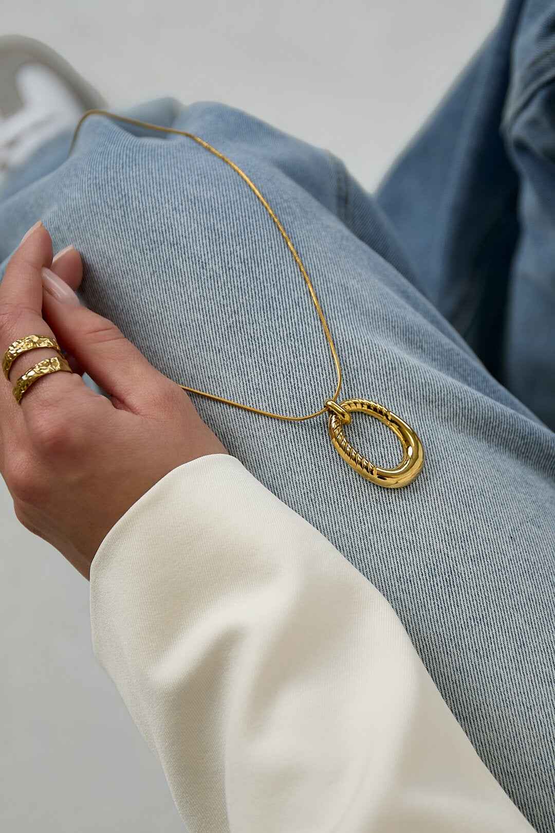 Lange ketting met ovale gestreepte hanger