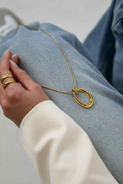 Lange ketting met ovale gestreepte hanger