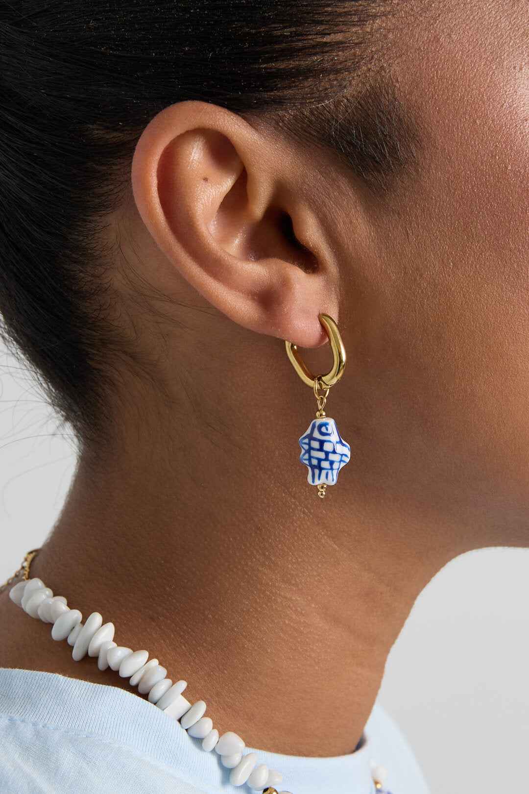 Squoval oorbellen met geruite vis charm