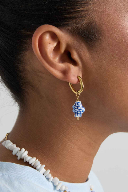 Squoval oorbellen met geruite vis charm